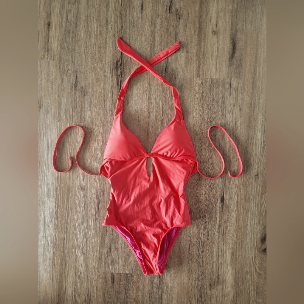 XS Splendid brand one piece swimsuit with removable pads.